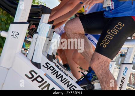 Sabaris, Baiona, Pontevedra, Spagna; 15 luglio, 2023; gambe di uomini che pedalano nella gara di triathlon Sabaris su cyclette Foto Stock