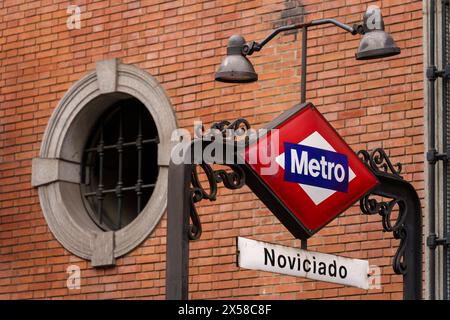 Madrid, Spagna. 11 febbraio 2024 - cartello della metropolitana sopra l'ingresso della stazione della metropolitana Noviciado. Foto Stock