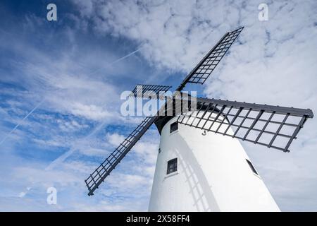 Guardando il vecchio mulino a vento a Lytham sulla costa del Lancashire visto sotto un cielo blu il 5 maggio 2024. Foto Stock