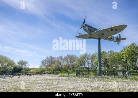 Una replica di un caccia Spitfire della seconda guerra mondiale, raffigurata sul bordo del lago Fairhaven a Lytham, Lancashire, il 5 maggio 2024. Foto Stock