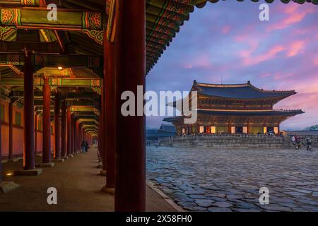 Palazzo Gyeongbok nella città di Seul, punto di riferimento della Corea del Sud di notte Foto Stock