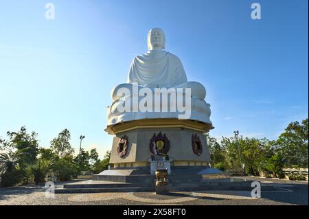 Statua del Buddha gigante a Long Son Pagoda, Nha Trang, Vietnam Foto Stock