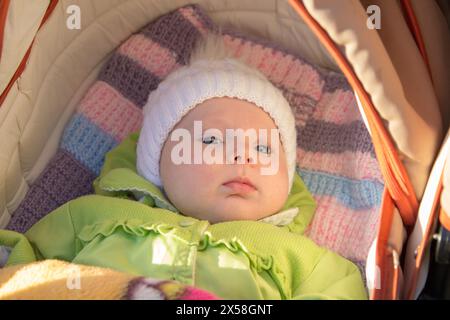 Bambino in passeggino in una passeggiata nel parco autunnale Foto Stock