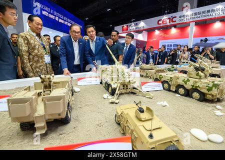 Kuala Lumpur, Malesia. 6 maggio 2024. Il primo ministro malese Anwar Ibrahim (3° L) visita il padiglione della difesa cinese al Defense Services Asia 2024 a Kuala Lumpur, Malesia, 6 maggio 2024. Defence Services Asia 2024, uno spettacolo biennale di difesa e armi, ha aperto nella capitale malese Kuala Lumpur il 6 maggio. Crediti: Chong Voon Chung/Xinhua/Alamy Live News Foto Stock