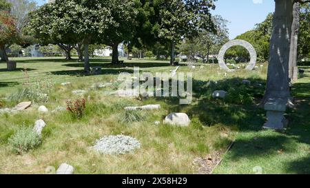 Santa Monica, California, USA 6 maggio 2024 autore/politico/attivista per i diritti civili Tom Hayden grave/Bench in Eternal Meadows al Woodlawn Cemetery il 6 maggio 2024 a Santa Monica, California, USA. Foto di Barry King/Alamy Stock Photo Foto Stock