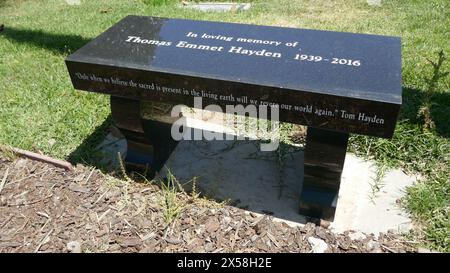 Santa Monica, California, USA 6 maggio 2024 autore/politico/attivista per i diritti civili Tom Hayden grave/Bench in Eternal Meadows al Woodlawn Cemetery il 6 maggio 2024 a Santa Monica, California, USA. Foto di Barry King/Alamy Stock Photo Foto Stock