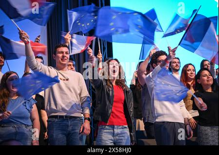 Parigi, Francia. 7 maggio 2024. I Jeunes avec Macron durante l'incontro di Valerie Hayer per le elezioni europee alla Maison de la Mutualite a Parigi il 7 maggio 2024. Foto di Tomas Stevens/ABACAPRESS. COM credito: Abaca Press/Alamy Live News Foto Stock