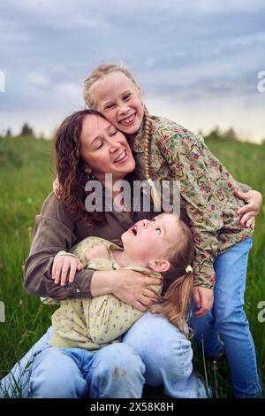 una madre gioca a recuperare le sue figlie Foto Stock