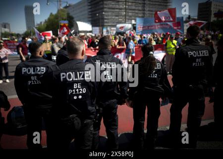 1) mai DGB DEU, Deutschland, Germania, Berlino, 01.05.2024 Polizisten in Uniform versperren den Weg auf der Demonstration von internationalen Gewerkschaften, linken Initiativen und des Gewerkschaftsverband DGB zum 01. Mai 2024 und dem Tag der Arbeit fuer einen Fairen Lohn, Solidaritaet und gerechte Arbeitsbedingungen unter dem motto 1.mai Mehr Lohn Mehr Freizeit Mehr Sicherhei in Berlin Deutschland en: gli agenti di polizia in uniforme bloccano la strada alla manifestazione dei sindacati internazionali, delle iniziative di sinistra e dell'associazione sindacale DGB il 1° maggio 2024 e della Festa del lavoro per salari equi, soli Foto Stock