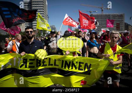 1) mai DGB DEU, Deutschland, Germania, Berlino, 01.05.2024 Demonstranten der DGB-Jugend und verdi ver.di mit Transparent Rebellinnen auf der Demonstration von internationalen Gewerkschaften, linken Initiativen und des Gewerkschaftsverband DGB zum 01. Mai 2024 und dem Tag der Arbeit fuer einen Fairen Lohn, Solidaritaet und gerechte Arbeitsbedingungen unter dem motto 1.mai Mehr Lohn Mehr Freizeit Mehr Sicherhei in Berlin Deutschland en: DGB e verdi ver.di giovani manifestanti alla manifestazione dei sindacati internazionali, delle iniziative di sinistra e dell'associazione sindacale DGB il 1° maggio 2024 a. Foto Stock