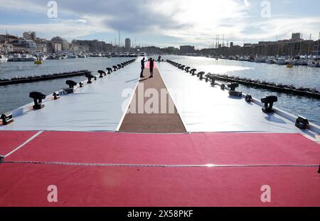 Marsiglia, Francia. 7 maggio 2024. Illustrazione dei preparativi del 7 maggio 2024, il giorno prima dell'arrivo della nave a tre alberi Belem con la fiamma olimpica di Parigi 2024 a bordo circondata da 1024 barche prima di entrare nel porto vecchio di Marsiglia, sud della Francia dopo una traversata di 12 giorni del Mediterraneo dal porto del Pireo, Grecia. Foto di Patrick Aventurier/ABACAPRESS. COM credito: Abaca Press/Alamy Live News Foto Stock