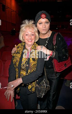 Stefanie Simon e Julian F.M. Stoeckel bei der Verleihung des 30. B.Z. Kulturpreises 2024 m Theater am Potsdamer Platz. Berlino, 07.05.2024 Foto Stock