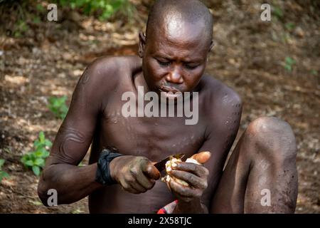 Membri della tribù Mursi nella Valle di Oromo, una delle regioni più isolate dell'Etiopia Foto Stock