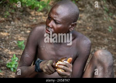 Membri della tribù Mursi nella Valle di Oromo, una delle regioni più isolate dell'Etiopia Foto Stock