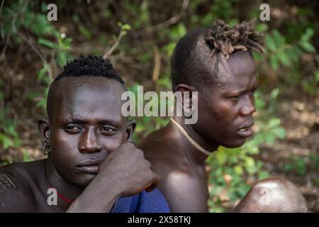 Membri della tribù Mursi nella Valle di Oromo, una delle regioni più isolate dell'Etiopia Foto Stock