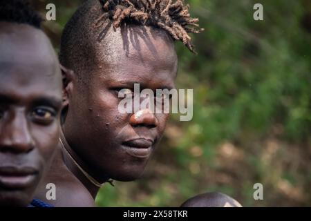 Membri della tribù Mursi nella Valle di Oromo, una delle regioni più isolate dell'Etiopia Foto Stock