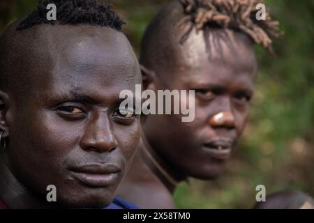 Membri della tribù Mursi nella Valle di Oromo, una delle regioni più isolate dell'Etiopia Foto Stock