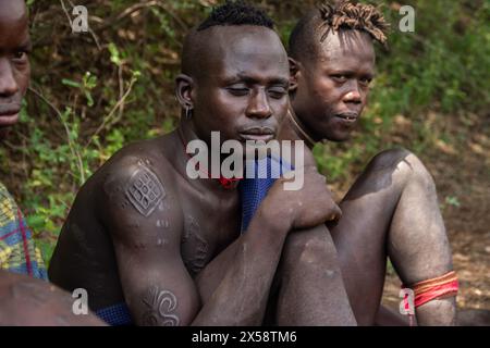 Membri della tribù Mursi nella Valle di Oromo, una delle regioni più isolate dell'Etiopia Foto Stock