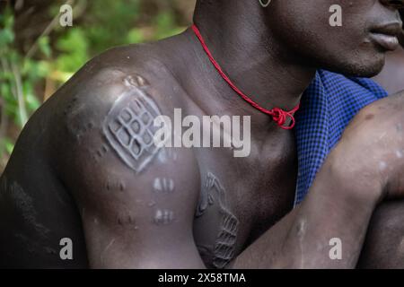 Membri della tribù Mursi nella Valle di Oromo, una delle regioni più isolate dell'Etiopia Foto Stock