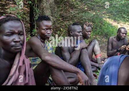 Membri della tribù Mursi nella Valle di Oromo, una delle regioni più isolate dell'Etiopia Foto Stock