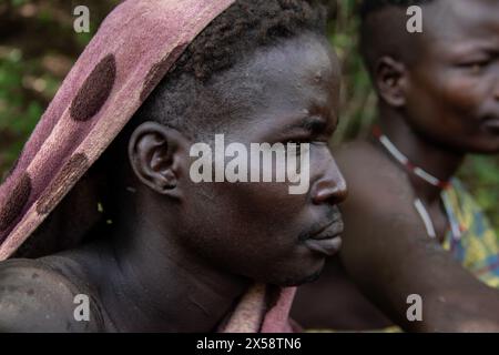 Membri della tribù Mursi nella Valle di Oromo, una delle regioni più isolate dell'Etiopia Foto Stock