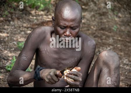 Membri della tribù Mursi nella Valle di Oromo, una delle regioni più isolate dell'Etiopia Foto Stock