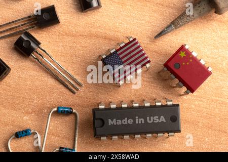 Concetto di crisi dei semiconduttori: Vari semiconduttori con bandiera usa e cina su un tavolo Foto Stock