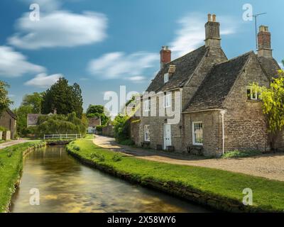 Il Tamigi entra nel pittoresco villaggio di Ashton Keynes nel Wiltshire. La sorgente del fiume è a dieci chilometri di distanza a Tamigi Head. Il villaggio Foto Stock