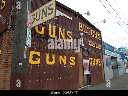 Negozio di armi sulla North Aurora Avenue a Seattle, Washington Foto Stock