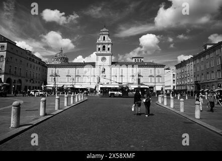 Paesaggio urbano bianco e nero di Piazza Garibaldi di Parma Foto Stock