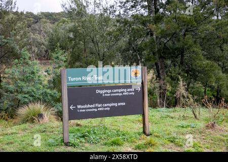 Turon National Park, National Parks and Wildlife cartello che indica le indicazioni per il campeggio e il numero di attraversamenti del fiume da attraversare, New South Wales, Australia Foto Stock