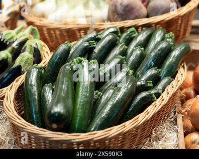 Cesto di cetrioli esposto per la vendita sul mercato Foto Stock