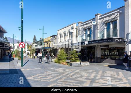 Negozi e ristoranti, Rees Street, Queenstown, Otago, South Island, nuova Zelanda Foto Stock