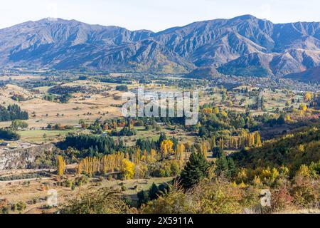 Vista di Arrow Junction e della valle dal punto di osservazione, Crown Range Road, Arrow Junction, Otago, South Island, nuova Zelanda Foto Stock