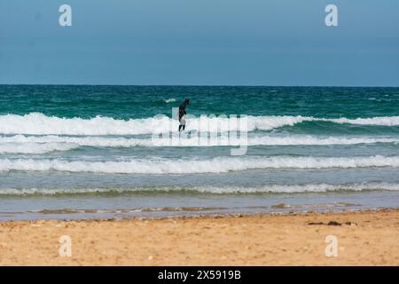 surfista senior che pratica il suo sport preferito Foto Stock