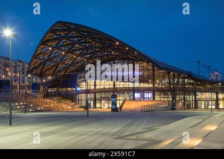 Lodz, Polonia - aprile 29 2024: Vista della stazione ferroviaria di Lodz Fabryczna al crepuscolo. Foto Stock