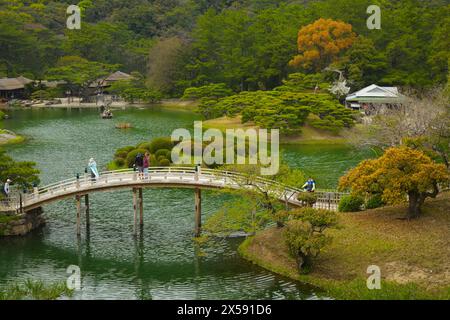 Giappone, Shikoku, Takamatsu, Ritsurin-koen, giardino, ponte, gente, Foto Stock