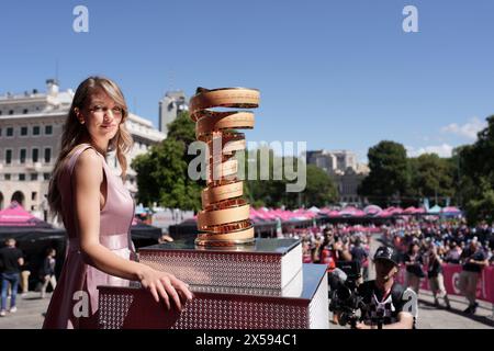 Genova, Italia. 8 maggio 2024. Il Trofeo durante la quinta tappa del giro d'Italia da Genova a Lucca. Mercoledì 8 maggio 2024 Italia. Ciclismo sportivo (foto di massimo Paolone/Lapresse) credito: LaPresse/Alamy Live News Foto Stock