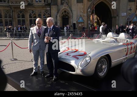 Sir Jackie Stewart (a destra) e Elliot Moss posero di fronte alla Mercedes-Benz 300 SLR 722 in mostra fuori Westminster Abbey a Londra prima di un servizio di ringraziamento per Sir Stirling Moss, che morì il 12, 2020, all'età di 90 anni. Data foto: Mercoledì 8 maggio 2024. Foto Stock