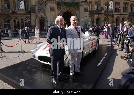 Sir Jackie Stewart (a sinistra) e Elliot Moss posero di fronte alla Mercedes-Benz 300 SLR 722 in mostra fuori Westminster Abbey a Londra prima di un servizio di ringraziamento per Sir Stirling Moss, che morì il 12, 2020, all'età di 90 anni. Data foto: Mercoledì 8 maggio 2024. Foto Stock