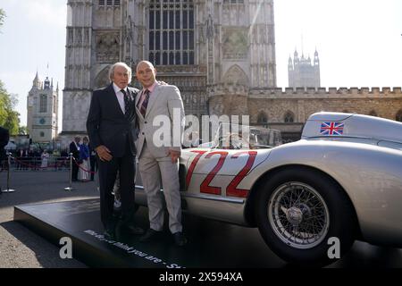 Sir Jackie Stewart (a sinistra) e Elliot Moss posero di fronte alla Mercedes-Benz 300 SLR 722 in mostra fuori Westminster Abbey a Londra prima di un servizio di ringraziamento per Sir Stirling Moss, che morì il 12, 2020, all'età di 90 anni. Data foto: Mercoledì 8 maggio 2024. Foto Stock