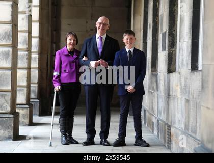 John Swinney posa per una fotografia con sua moglie Elizabeth Quigley e suo figlio Matthew, 13 anni, dopo che ha prestato giuramento come primo ministro di Scozia e custode del sigillo scozzese, alla Court of Session di Edimburgo. Data foto: Mercoledì 8 maggio 2024. Foto Stock