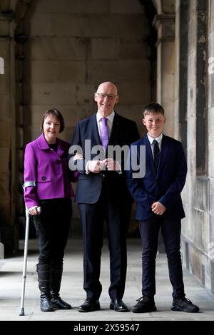John Swinney posa per una fotografia con sua moglie Elizabeth Quigley e suo figlio Matthew, 13 anni, dopo che ha prestato giuramento come primo ministro di Scozia e custode del sigillo scozzese, alla Court of Session di Edimburgo. Data foto: Mercoledì 8 maggio 2024. Foto Stock