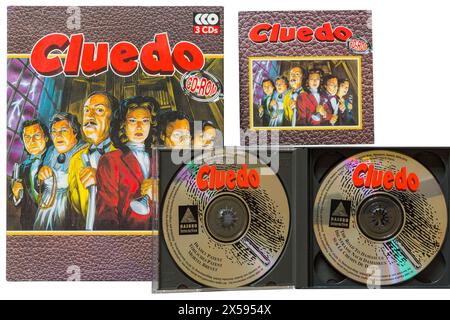 Cluedo il classico cd-rom per computer detective con i dischi rimossi dal cofanetto su sfondo bianco Foto Stock