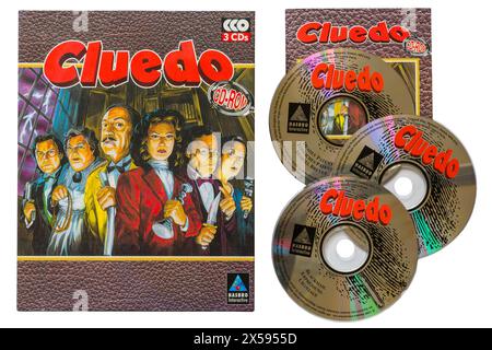 Cluedo il classico cd-rom per computer detective con dischi rimossi dalla scatola isolati su sfondo bianco Foto Stock