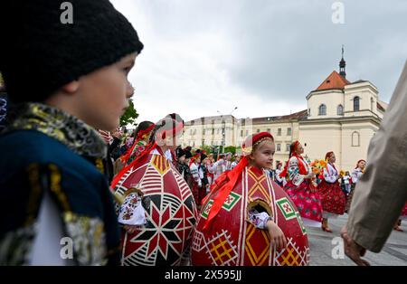 Non esclusiva: LEOPOLI, UCRAINA - 7 MAGGIO 2024 - i membri di Dzhura e Pannochka esibiscono gruppi di canto e danza vestiti con costumi nazionali ucraini Foto Stock
