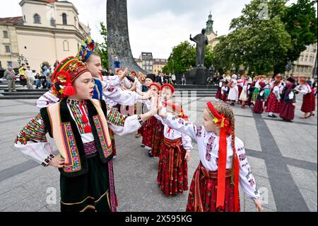 Non esclusiva: LEOPOLI, UCRAINA - 7 MAGGIO 2024 - i membri di Dzhura e Pannochka esibiscono gruppi di canto e danza vestiti con costumi nazionali ucraini Foto Stock