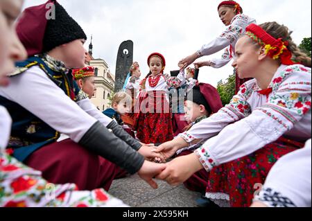 Non esclusiva: LEOPOLI, UCRAINA - 7 MAGGIO 2024 - i membri di Dzhura e Pannochka esibiscono gruppi di canto e danza vestiti con costumi nazionali ucraini Foto Stock