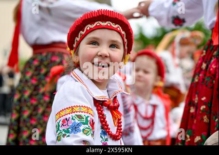 Non esclusiva: LEOPOLI, UCRAINA - 7 MAGGIO 2024 - Una ragazza sorride come membri di Dzhura e Pannochka ensemble di canto e danza vestiti in nazionale ucraino c Foto Stock
