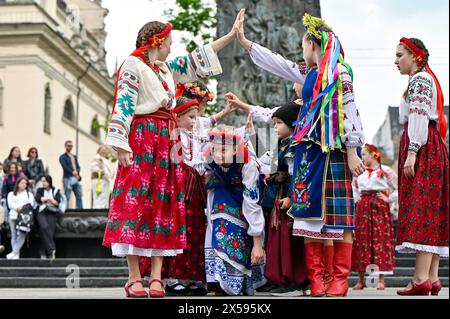 Non esclusiva: LEOPOLI, UCRAINA - 7 MAGGIO 2024 - i membri di Dzhura e Pannochka esibiscono gruppi di canto e danza vestiti con costumi nazionali ucraini Foto Stock